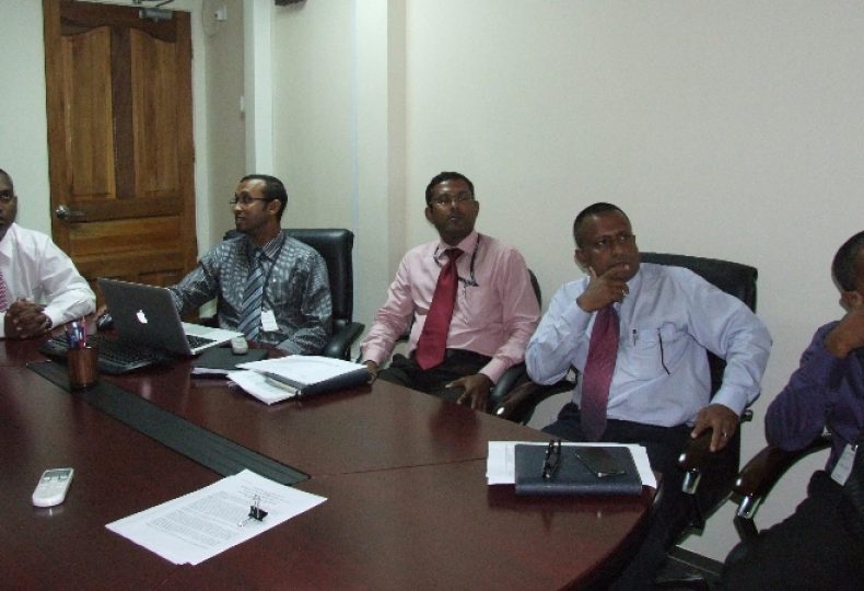 Minister Dr. Mohamed Muizzu meets with the senior officials of STELCO regarding the power cuts in Male’